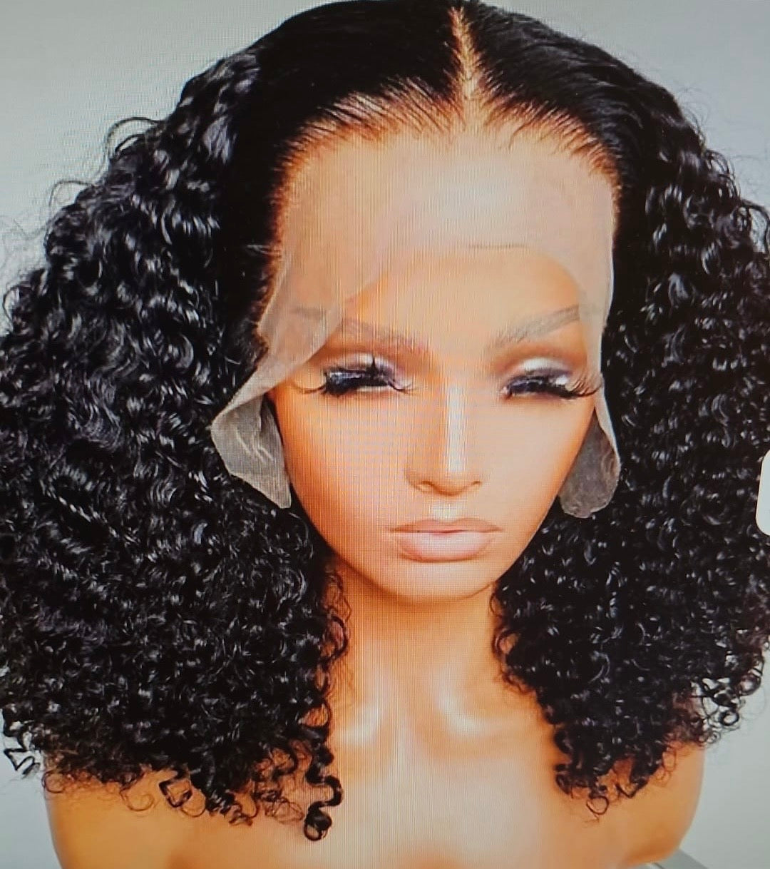 Perruque perruvienne bouclée en cheveux humains - lace frontale HD sans colle